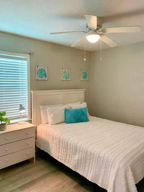 Adorable Beach Bungalow , Just Steps Away! Panama City Beach