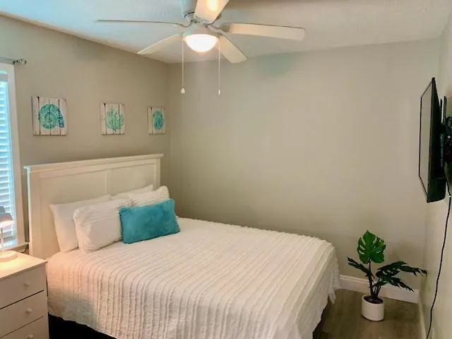 Adorable Beach Bungalow , Just Steps Away! Panama City Beach Holiday home